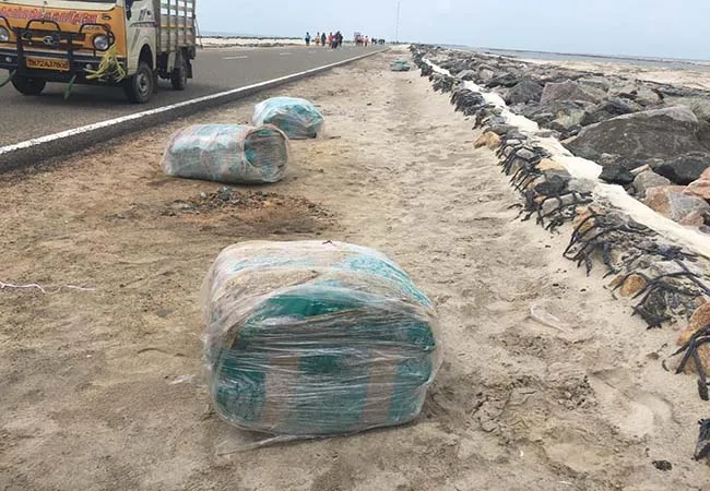 rameshwaram sea  Beedi leaves srilanka smuggling chance 